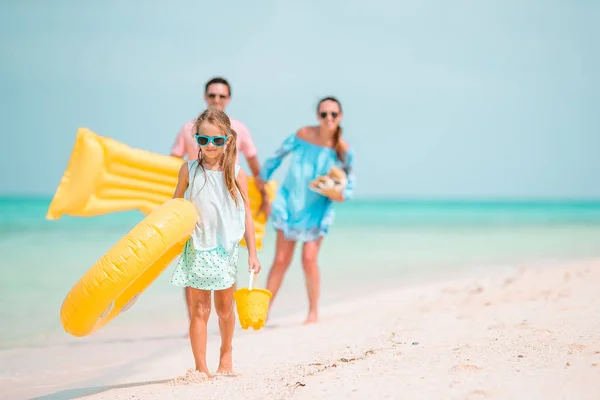 Ευτυχής όμορφη οικογένεια στην παραλία με λευκή διασκεδάζοντας μαζί — Φωτογραφία Αρχείου