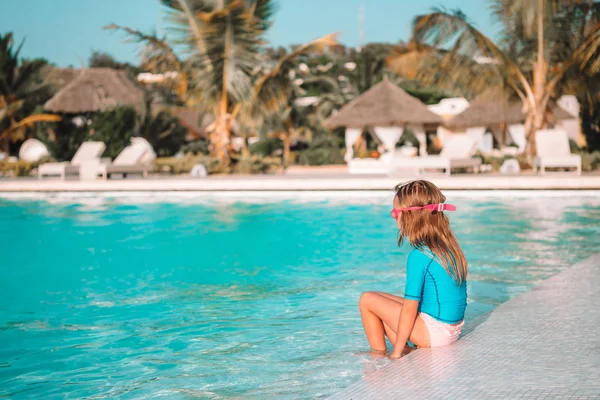 Adorable niña nadando en la piscina al aire libre —  Fotos de Stock