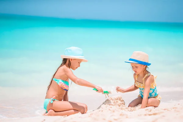 Dívky na pláži během letních prázdnin — Stock fotografie