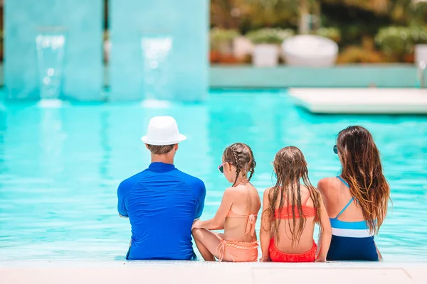 야외 수영장에서 네 식구로 이루어진 행복 한 가족 — 스톡 사진