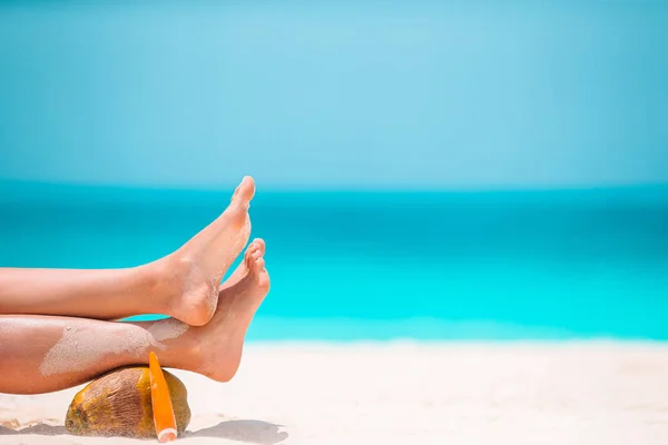 Womans feet on the white sand beach in shallow water — Stock Photo, Image