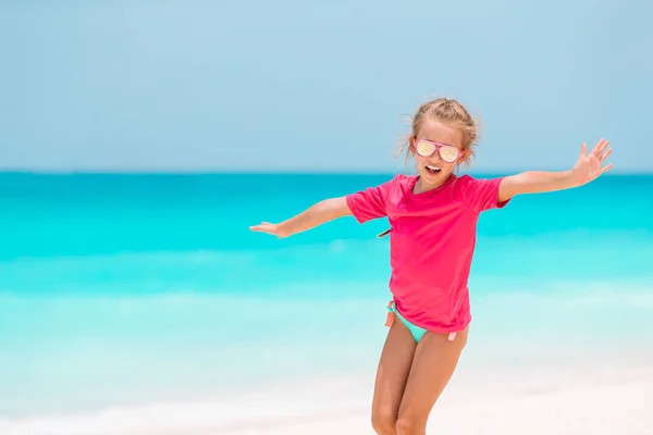 Petite fille mignonne à la plage pendant les vacances d'été — Photo