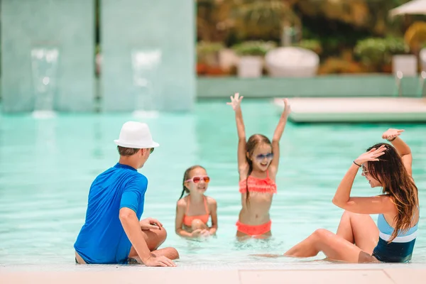 Gelukkige familie van vier op strand vakantie samen — Stockfoto