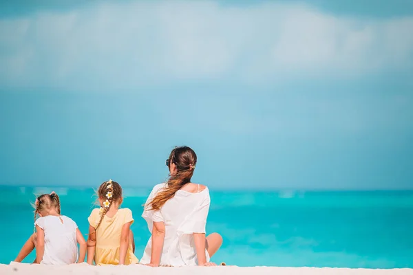 Urocze dziewczynki i młoda matka na tropikalnej białej plaży — Zdjęcie stockowe