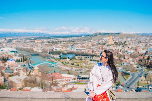 Panorama miasta Tbilisi. Starego miasta, nowego parku Rike lato, rzeką Kurą, Plac Europejski i most pokoju — Zdjęcie stockowe