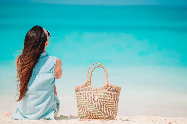 Mujer tendida en la playa disfrutando de vacaciones de verano mirando al mar — Foto de Stock