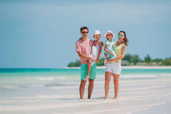 暑假期间在海滩上快乐的家人 — 图库照片