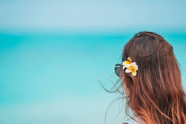 Donna sdraiata sulla spiaggia godendo di vacanze estive guardando il mare — Foto Stock