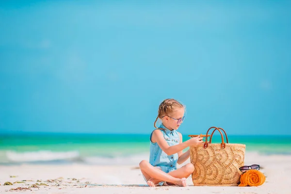 Ragazzina felice con aeroplano giocattolo in mano sulla spiaggia di sabbia bianca. — Foto Stock