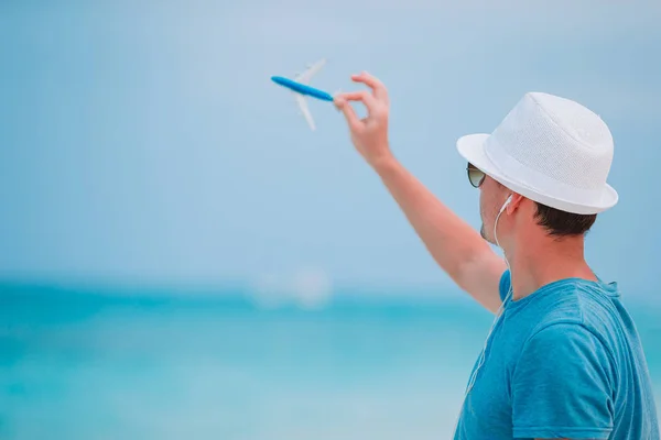 Młody człowiek na białej tropikalnej plaży — Zdjęcie stockowe