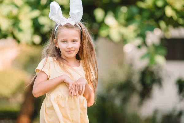 Ritratto di bambino con boccola pasquale con uova all'aperto — Foto Stock