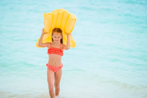 Linda niña disfrutar de vacaciones en la piscina —  Fotos de Stock