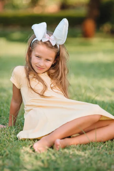 Portrait of kid with easter busket with eggs outdoor — Stock Photo, Image