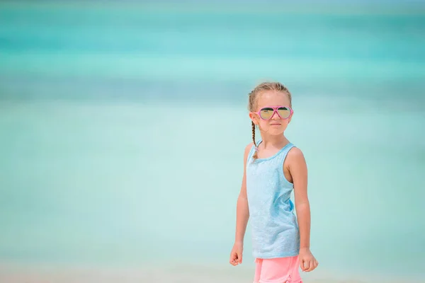 Entzückende kleine Mädchen haben Spaß am tropischen Strand im Urlaub — Stockfoto