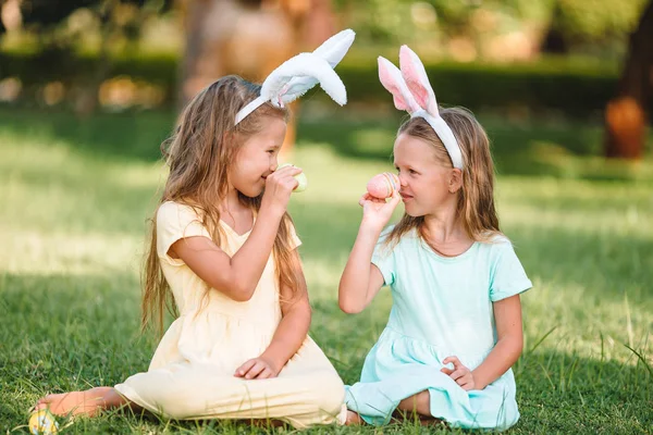 Portret van kind met Pasen busket met eieren buiten — Stockfoto
