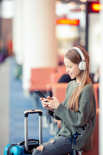 Adorable little girl at airport in big international airport near window — Stock Photo, Image