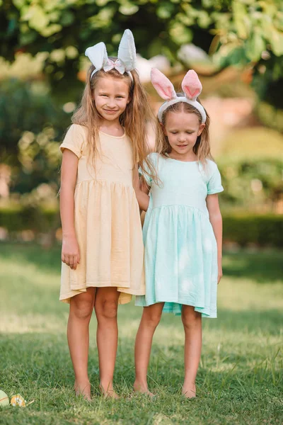 Portret van kind met Pasen busket met eieren buiten — Stockfoto