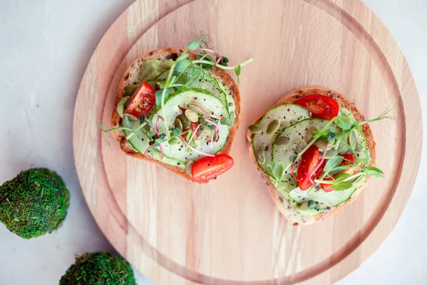 Savoureuse bruschetta italienne sur la plaque de bois — Photo