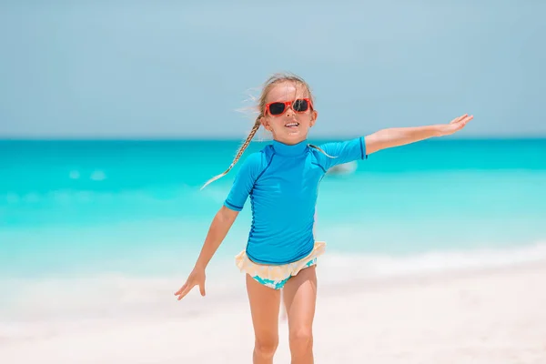 Carino bambina sulla spiaggia durante le vacanze caraibiche — Foto Stock