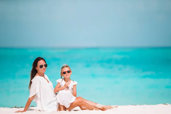 Piękna matka i córka na plaży cieszące się letnimi wakacjami. — Zdjęcie stockowe