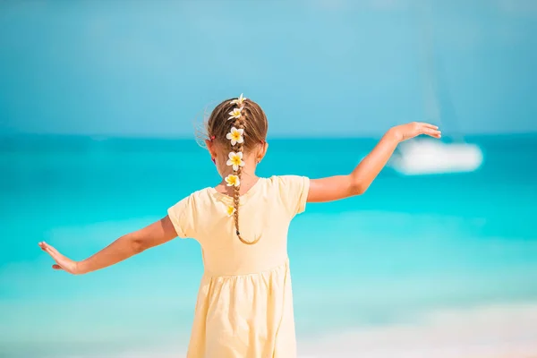 Linda niña en la playa durante las vacaciones caribeñas —  Fotos de Stock