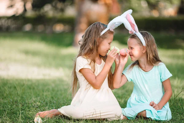Portret van kind met Pasen busket met eieren buiten — Stockfoto