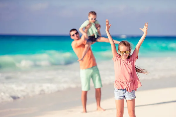 Padre e figli che si godono le vacanze estive al mare — Foto Stock