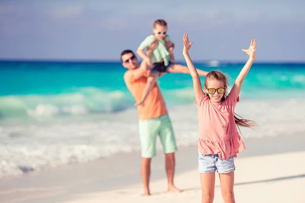 Vader en kinderen genieten van strandvakantie — Stockfoto