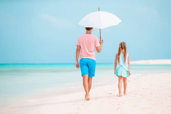 Beautiful father and daughter on the beach — Stock Photo, Image