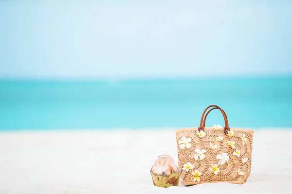 Accesorios de playa - bolsa de paja, sombrero y anteojos en la playa —  Fotos de Stock