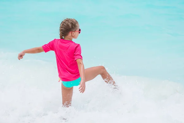 Nettes kleines Mädchen am Strand im Karibik-Urlaub — Stockfoto