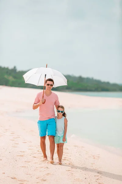 ビーチで美しい父親と娘 — ストック写真