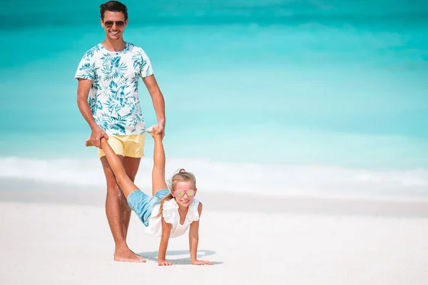 Little girl and happy dad having fun during beach vacation — Stock Photo, Image