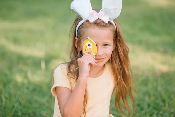 Portrait of kid with easter busket with eggs outdoor — Stock Photo, Image