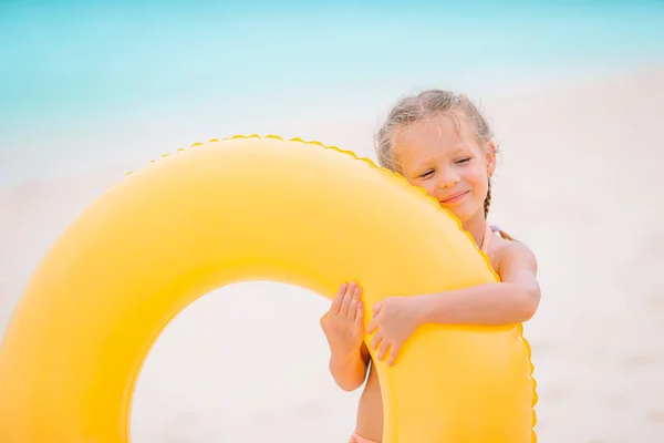 Retrato de niña con círculo de goma inflable en vacaciones de playa —  Fotos de Stock