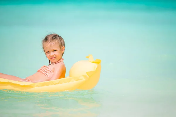 Porträt eines kleinen Mädchens mit aufblasbarem Gummikreis im Strandurlaub — Stockfoto
