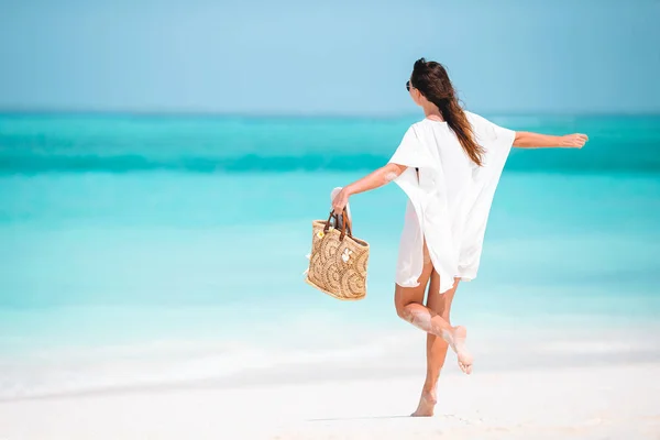 Joven mujer de moda en vestido verde en la playa — Foto de Stock