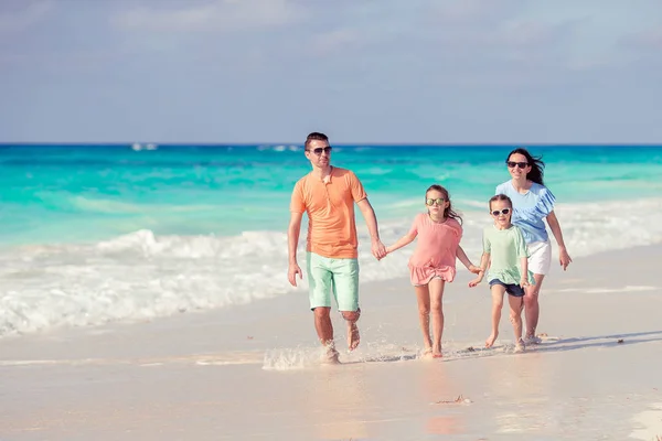 在海滩度假的年轻家庭 — 图库照片