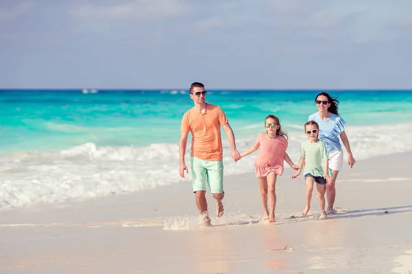 Ung familj på semester på stranden — Stockfoto