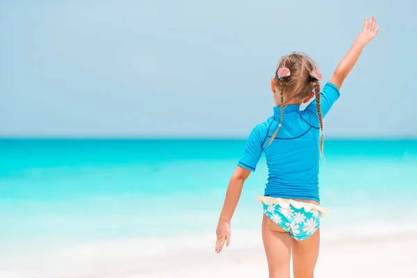 Schattig klein meisje aan het strand tijdens caribische vakantie — Stockfoto