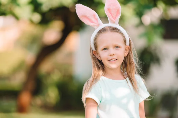 Ritratto di bambino con boccola pasquale con uova all'aperto — Foto Stock