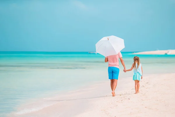 Piękny ojciec i córka na plaży — Zdjęcie stockowe