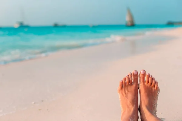 Piedi delle donne sulla spiaggia di sabbia bianca in acque poco profonde — Foto Stock