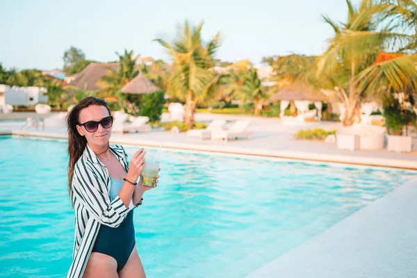 Mulher bonita relaxante na areia branca praia tropical — Fotografia de Stock