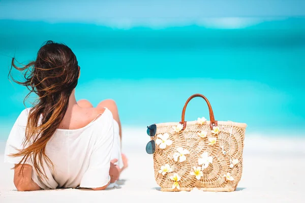 Jonge mooie vrouw op strand vakantie op Caribs — Stockfoto