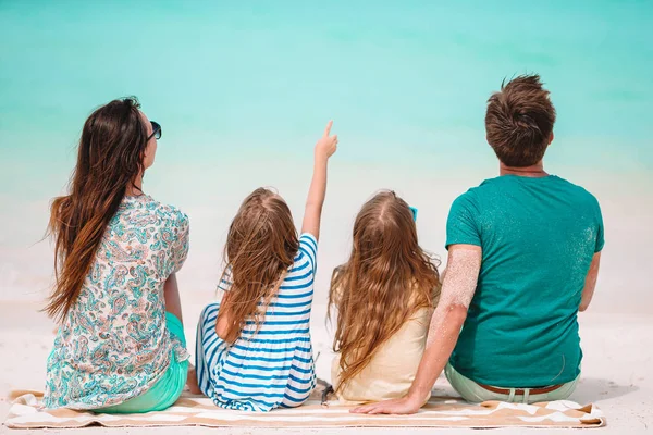 Junge Familie im Urlaub hat viel Spaß — Stockfoto