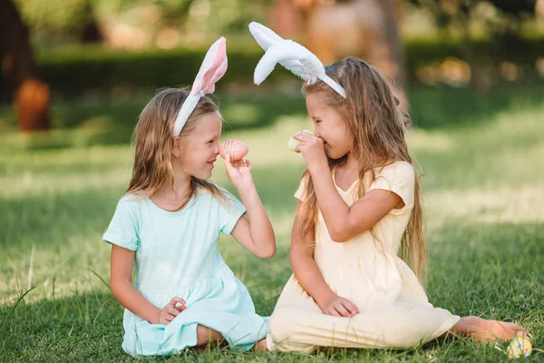 Portrait of kid with easter busket with eggs outdoor — Stock Photo, Image