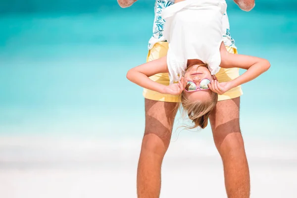 Happy father and his adorable little daughter at tropical beach having fun — Stock Photo, Image