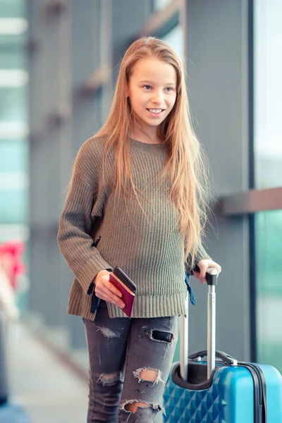 공항에 있는 사랑 스러운 어린 소녀 창문 근처에 있는 큰 국제 공항에서 — 스톡 사진