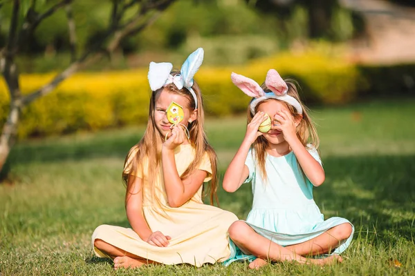 Portrait of kid with easter busket with eggs outdoor — Stock Photo, Image